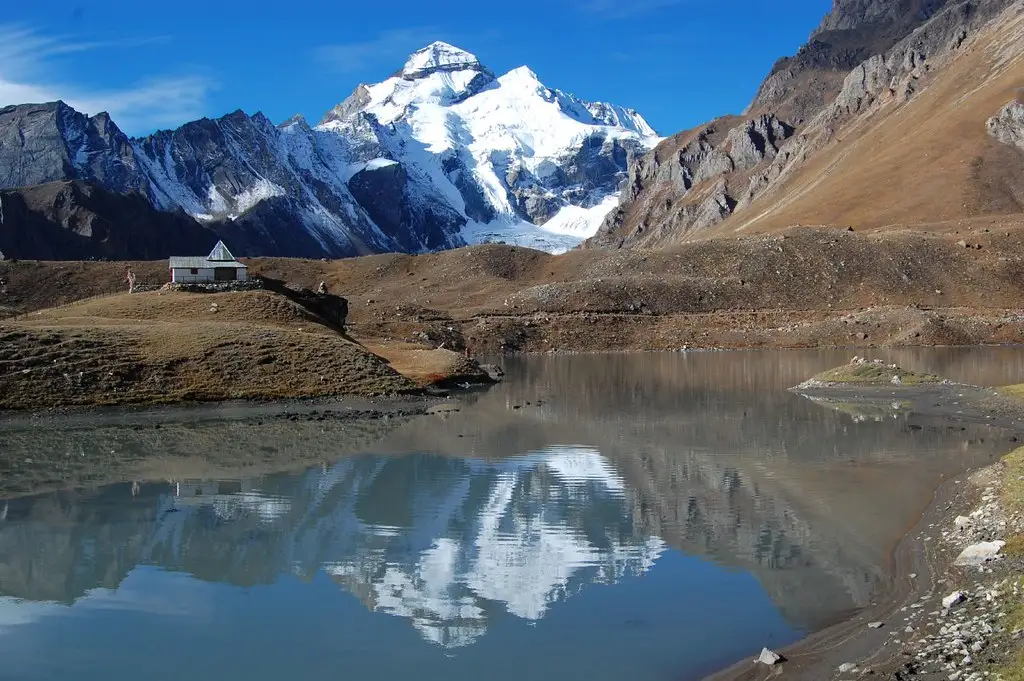 Sacred Jolingkong campsite with Parvati Sarovar and Gauri Kund near Adi Kailash in Pithoragarh, Uttarakhand, surrounded by snow-capped Himalayan peaks.
