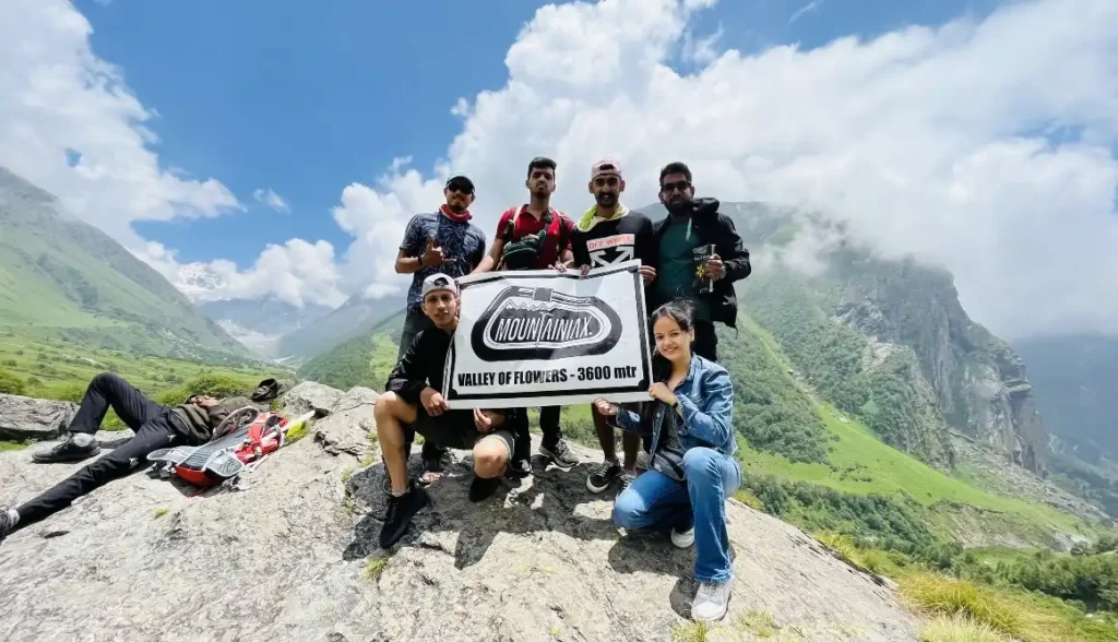 trekkers on the way to valley of flowers
